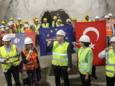 - 13.06.2022 - slavnostni dogodek preboja prvega predora Mlinarji ob gradnji drugega tira železni&scaron;ke proge Divača-Koper, govorniki bodo predsednik uprave 2TDK Pavle Hevka, minister za infrastrukturo Bojan Kumer, tur&scaron;ki minister za promet in infrastrukturo Adil Karaismailoglu, direktor družbe Kolektor CPG Kristjan Mugerli ter predsednik upravnega odbora Yapi Merkezi Basar Arioglu; pred predorom Mlinarji, ČRNI KAL //FOTO: Jaka Gasar