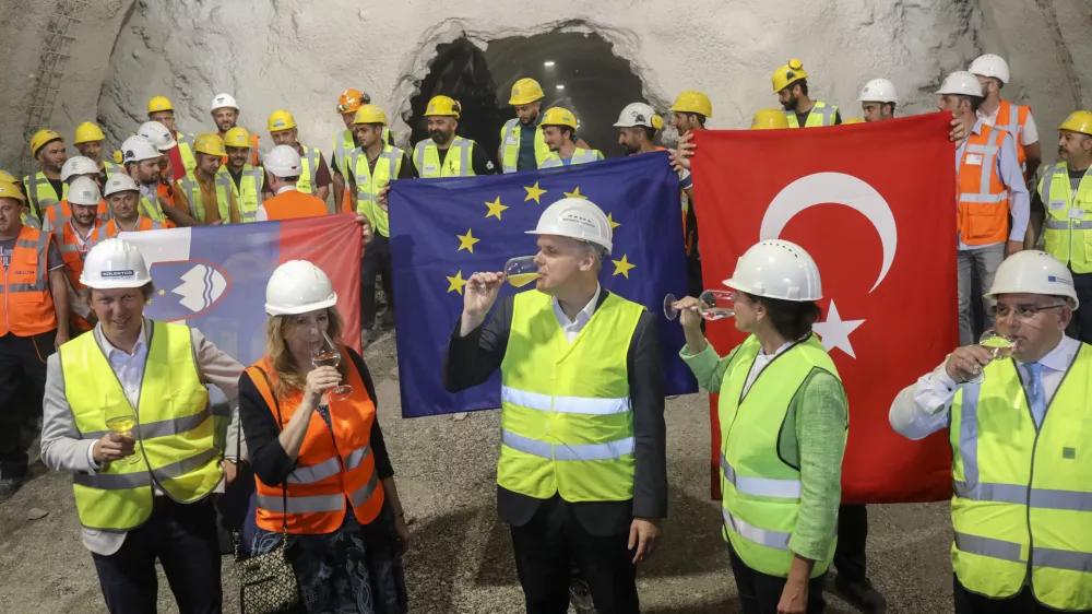 - 13.06.2022 - slavnostni dogodek preboja prvega predora Mlinarji ob gradnji drugega tira železni&scaron;ke proge Divača-Koper, govorniki bodo predsednik uprave 2TDK Pavle Hevka, minister za infrastrukturo Bojan Kumer, tur&scaron;ki minister za promet in infrastrukturo Adil Karaismailoglu, direktor družbe Kolektor CPG Kristjan Mugerli ter predsednik upravnega odbora Yapi Merkezi Basar Arioglu; pred predorom Mlinarji, ČRNI KAL //FOTO: Jaka Gasar