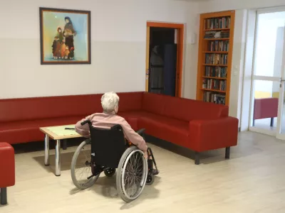 Obsežen sistem dolgotrajne oskrbe se bo začel uveljavljati postopno v skladu s potrebami in kadrovskimi zmožnostmi, zato bi bilo po nekaterih ocenah temu ustrezno smiselno prilagoditi tudi vi&scaron;ino prispevka. Foto: Luka Cjuha