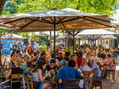 V predelih Ljubljane je gostinska ponudba cenovno in tudi drugače prilagojena le &scaron;e turistom. / Foto: Getty Images