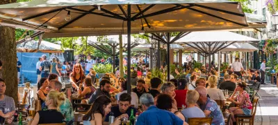 V predelih Ljubljane je gostinska ponudba cenovno in tudi drugače prilagojena le še turistom. / Foto: Getty Images