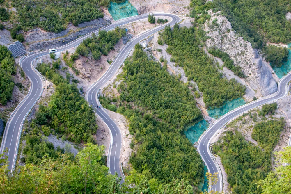 Zahtevne serpentine v Albaniji. F Trans Dinarica