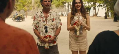 Gosta v letovišču, Walton Goggins in Aimee Lou Wood