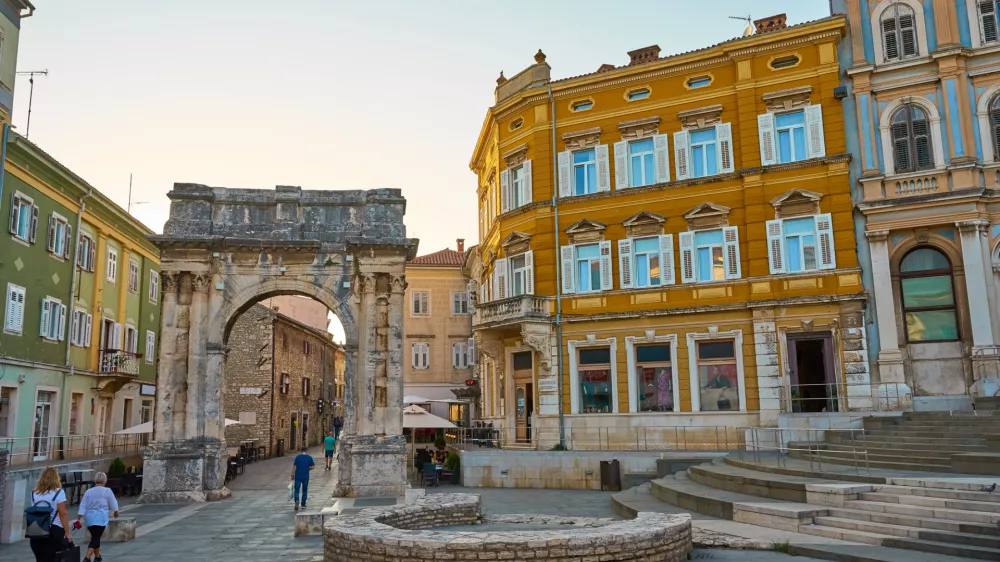 Pula je bogata z muzeji, ki obiskovalcem ponujajo vpogled v zgodovino, kulturo in dedi&scaron;čino mesta. F iStock