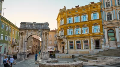 Pula je bogata z muzeji, ki obiskovalcem ponujajo vpogled v zgodovino, kulturo in dedi&scaron;čino mesta. F iStock