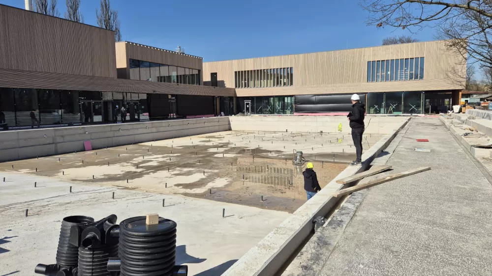 Podobno kot pri gradnji kopali&scaron;ča Ilirija tudi gradnja kopali&scaron;ča v Vevčah traja dlje, kot je bilo sprva načrtovano. Občina bo imela tudi vi&scaron;je stro&scaron;ke, kot je pričakovala od podpisu gradbene pogodbe. Foto: Mestna občina Ljubljana