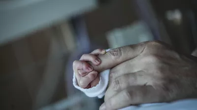 - 2.12.2013 - Pediatrična klinika UKC v Ljubljani - Klinični oddelek za neonatologijo ob 60-letnici delovanja, kjer sprejemajo novorojenčke iz vseh slovenskih porodni&scaron;nic, usmerjeni pa so v specialno diagnostiko bolnih novorojenčkov in nedono&scaron;enčkov.      //FOTO: Luka Cjuha