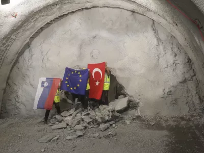 - 13.06.2022 - slavnostni dogodek preboja prvega predora Mlinarji ob gradnji drugega tira železni&scaron;ke proge Divača-Koper, govorniki bodo predsednik uprave 2TDK Pavle Hevka, minister za infrastrukturo Bojan Kumer, tur&scaron;ki minister za promet in infrastrukturo Adil Karaismailoglu, direktor družbe Kolektor CPG Kristjan Mugerli ter predsednik upravnega odbora Yapi Merkezi Basar Arioglu; pred predorom Mlinarji, ČRNI KAL //FOTO: Jaka Gasar