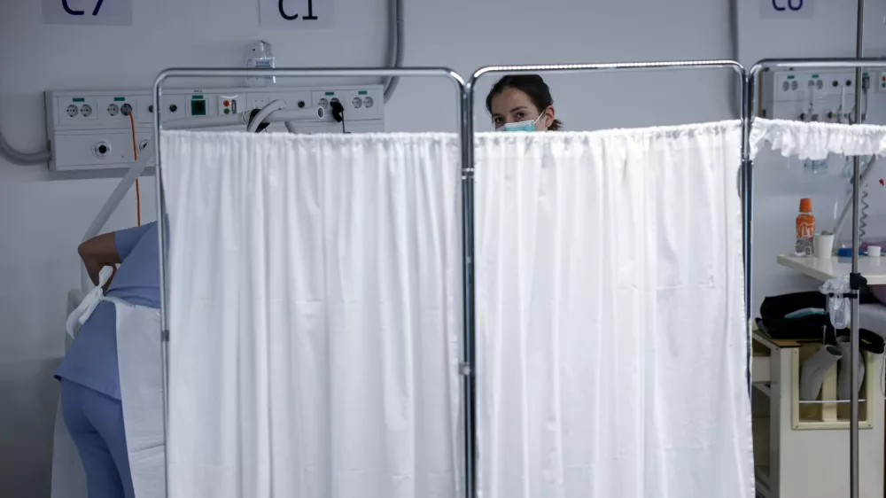 - simbolična fotografija - zdravstvo, zdravnik, medicinska sestra, medicinsko osebje, pacient, bolnica, bolni&scaron;nica- 12.03.2025 - ministrica za zdravje Valentina Prevolnik Rupel si je na delovnem obisku v Univerzitetnem kliničnem centru (UKC) ogledala tekoče investicije//FOTO: Jaka Gasar