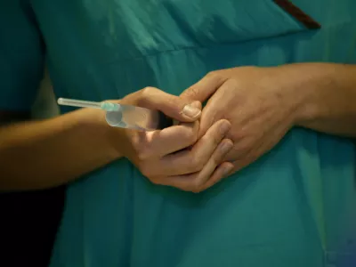 - injekcija - - 23.03.2015 - Ortopedska klinika UKC v Ljubljani - Oddelek za artroskopijo in po&scaron;kodbe pri &scaron;portu - operacija nožnega palca (haluks valgus), - operacijska dvorana - - kirur&scaron;ki operativni poseg - zdravstvo //FOTO: Tomaž Skale