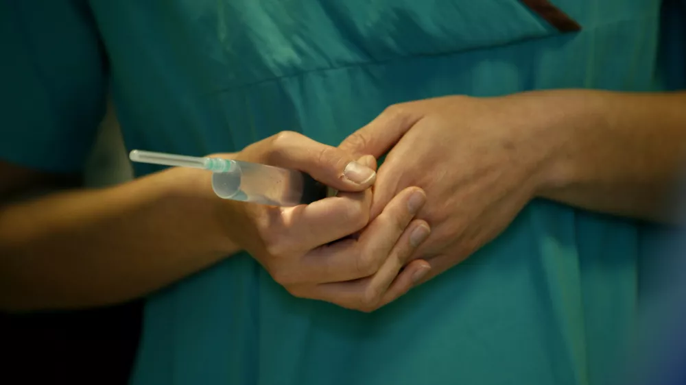 - injekcija - - 23.03.2015 - Ortopedska klinika UKC v Ljubljani - Oddelek za artroskopijo in po&scaron;kodbe pri &scaron;portu - operacija nožnega palca (haluks valgus), - operacijska dvorana - - kirur&scaron;ki operativni poseg - zdravstvo //FOTO: Tomaž Skale