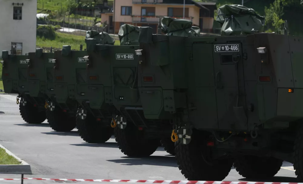 - Tovarna Gorenje INDOP &Scaron;o&scaron;tanj, del proizvodnje - oklepno kolesno vozilo 8 x 8 Patria za potrebe Slovenske vojske (SV)- leto in pol od začetka proizvodnje slovenskih osemkolesnikov poročali o rezultatihna področjih prenosa tehnologije, razvoja in proizvodnje oklepnih vozil  /FOTO: Bojan VelikonjaOPOMBA: ZA OBJAVO V ČASOPISU DNEVNIK