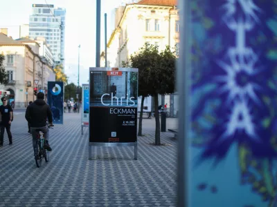 - 30.09.2021 &ndash; mestni plakati družbe TAM-TAM v Ljubljani - oglasni raklamni panoji - plakatiranje - ogla&scaron;evanje &ndash; plakatiranje - plo&scaron;čad Trg Ajdov&scaron;čina pri Metalki  -  //FOTO: Bojan Velikonja