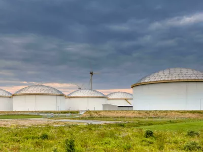 R0CX1G Panorama of a huge strategic fuel storage teminal in a big harbor in EuropeSkladi&scaron;če zemeljskega plina na Nizozemskem