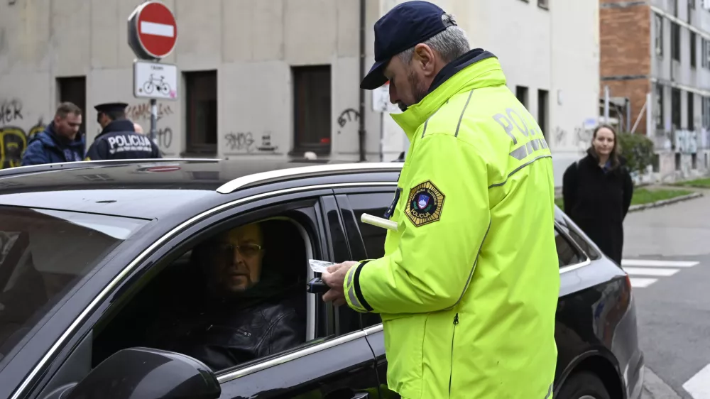 - preizkus alkoholiziranosti - alkotest, alkohol v prometu, policija - 06.12.2022 - policisti Postaje prometne policije Ljubljana vr&scaron;ili postopke preizkusov alkoholiziranosti voznikov v prometu na Kotnikovi ulici pred poslopjem Agencije za varnost prometa - //FOTO: Nik Erik Neubauer