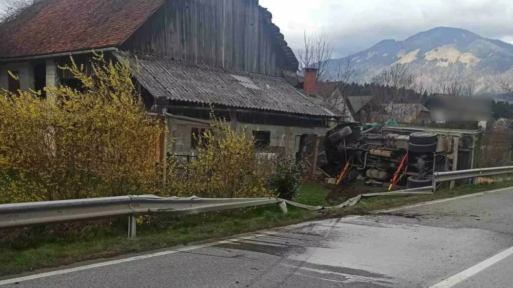 prometna nesreča ljubelj tovorno vozilo