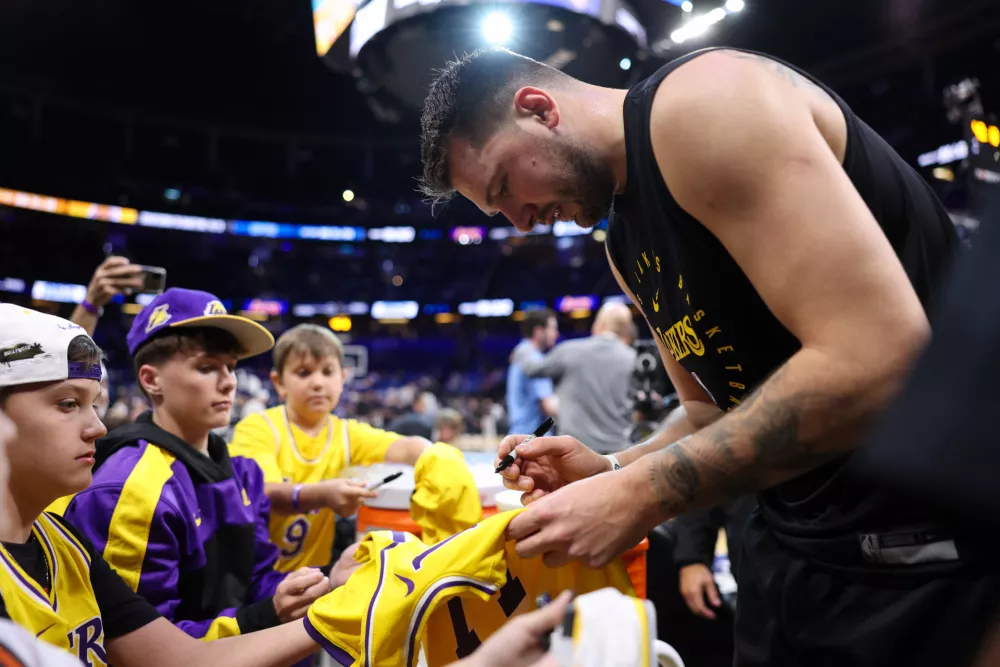 Pred tekmo si je Luka vzel čas za navijače / Foto: Nathan Ray Seebeck- Imagn Images via Reuters