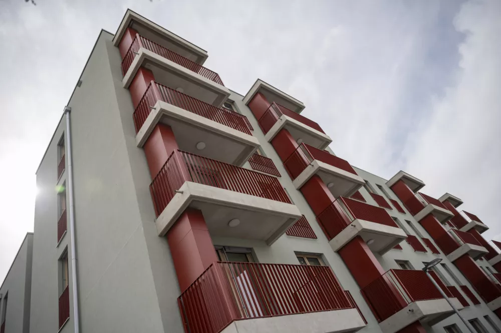 Novo mesto, naselje Podbreznik.Odprtje soseske s 186 javnimi najemnimi stanovanji, ki jo je odprl Stanovanjski sklad RS skupaj z Mestno obcino Novo mesto.