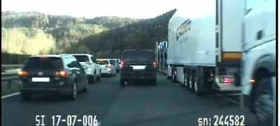 Tako je v soboto eden od voznikov peljal kar po reševalnem pasu in se za ostale udeležence v prometu ni zmenil. 