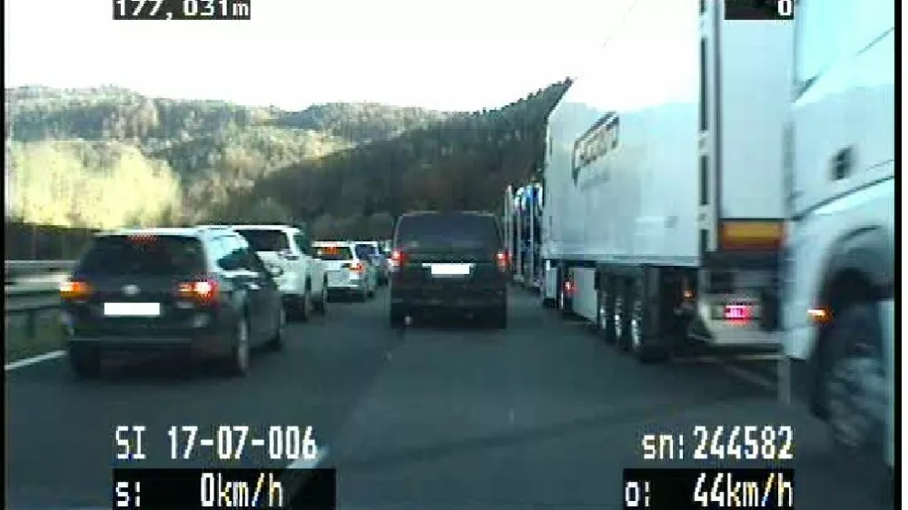 Tako je v soboto eden od voznikov peljal kar po re&scaron;evalnem pasu in se za ostale udeležence v prometu ni zmenil. 