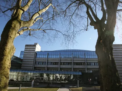 Poleg Onkolo&scaron;kega in&scaron;tituta (na fotografiji je obstoječa stavba) bi lahko na novi lokaciji zrasle tudi druge stavbe za potrebe zdravstva. Na Litijski cesti, ki neuradno velja za verjetno možnost, bi bila utesnjenost bistveno manj&scaron;a kot na Zalo&scaron;ki.
Foto: Luka Cjuha&nbsp;