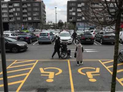 Največ invalidskih parkirnih mest je v nakupovalnih sredi&scaron;čih Tam so velikokrat tudi prazna. Foto: Bojan Velikonja