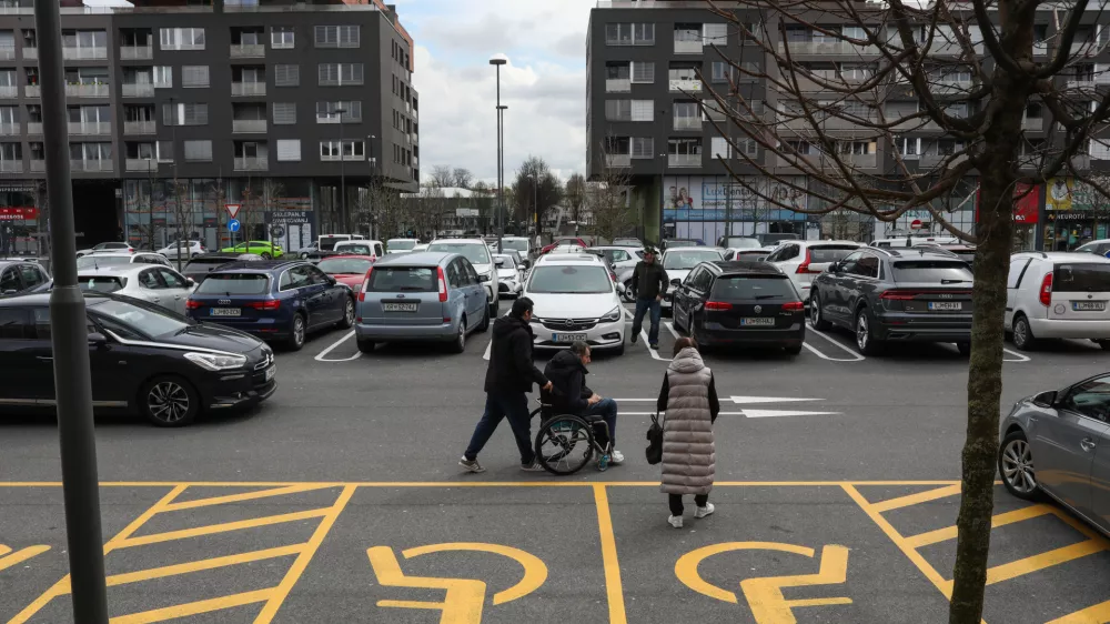 Največ invalidskih parkirnih mest je v nakupovalnih sredi&scaron;čih Tam so velikokrat tudi prazna. Foto: Bojan Velikonja