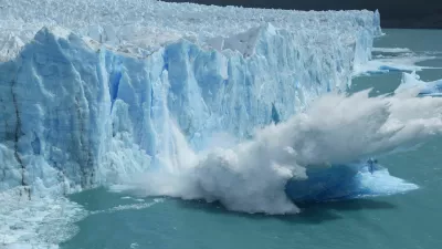 Spectacular collapse of an ice column in the Perito Moreno Glacier. It is part of a sequence of photographs. (3/3). / Foto: Paula Mateu