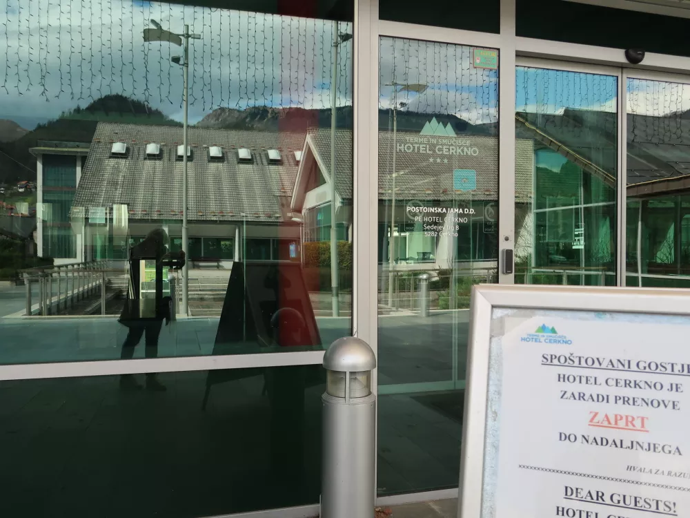 Obnovo Hotela Cerkno, ki je v lasti Marjana Batagelja, spremljajo &scaron;tevilni zapleti.&nbsp;/ Foto: Nata&scaron;a Bucik Ozebek