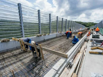 postavljanje protihrupne in protivetrne ograje viadukt vinjan drugi tir / Foto: 2tdk