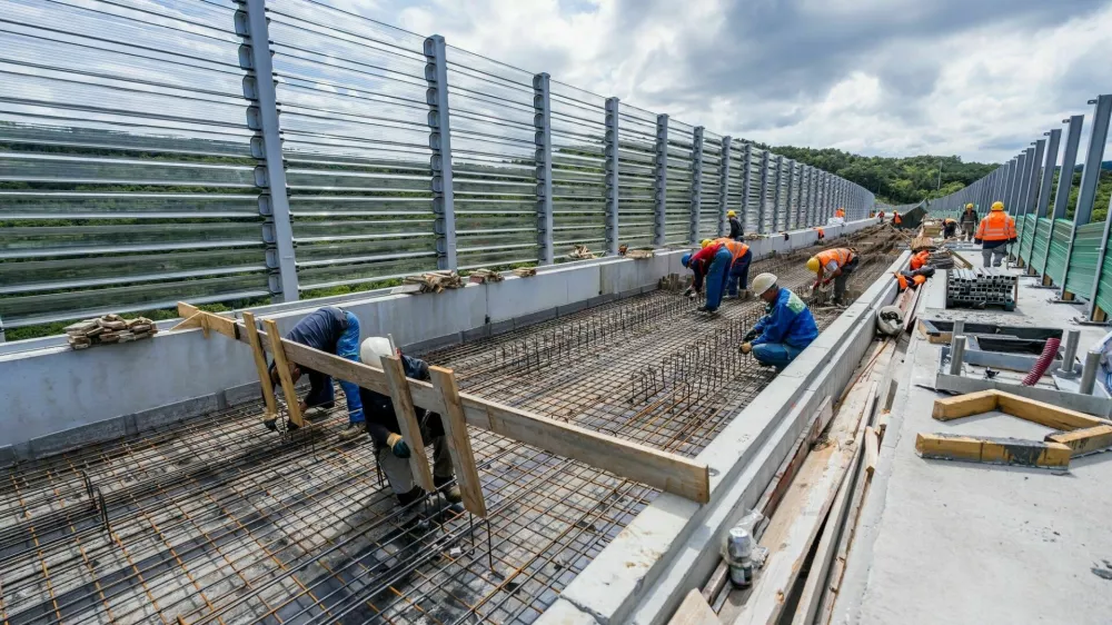 postavljanje protihrupne in protivetrne ograje viadukt vinjan drugi tir / Foto: 2tdk