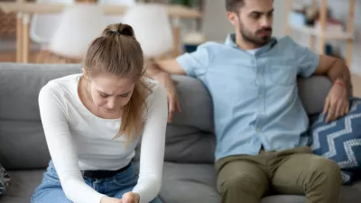 Unhappy young millennial married couple sitting on couch in living room after quarrel fight. Angry husband frustrated offended wife at home. Break up, divorce and misunderstanding in relations concept / Foto: Fizkes