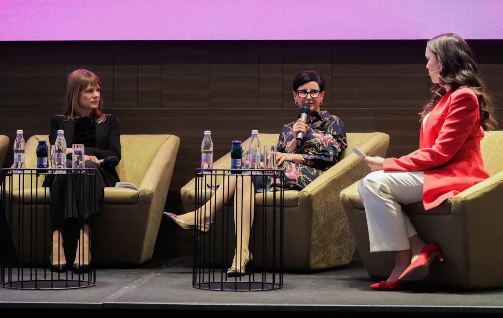 Doc. dr. Tanja Burnik Papler in doc. dr. Nina Jančar / Foto: STA