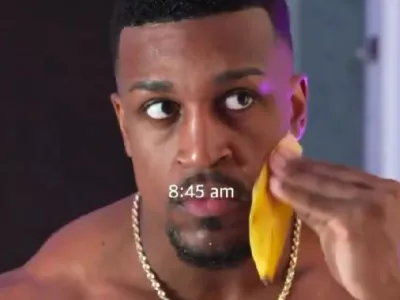 Vplivnež Ashton Hall za nego obraza uporablja bananin olupek. Foto: posnetek zaslona/TikTok