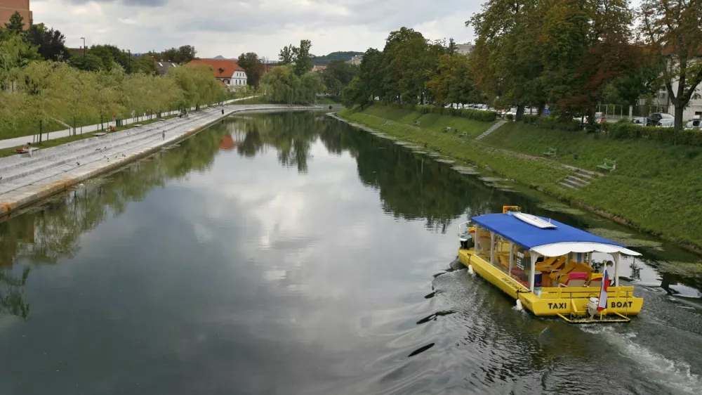 -Nabrežje, Ljubljanica//FOTO: Matej Pov&scaron;eOPOMBA: ZA OBJAVO V ČASOPISU DNEVNIK