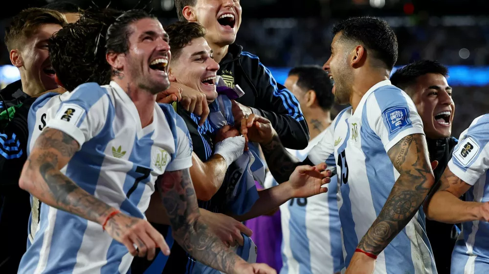 Soccer Football - World Cup - South American Qualifiers - Argentina v Brazil - Estadio Mas Monumental, Buenos Aires, Argentina - March 25, 2025 Argentina's Rodrigo De Paul, Julian Alvarez and Cristian Romero celebrate after qualify to the World Cup 2026 REUTERS/Agustin Marcarian