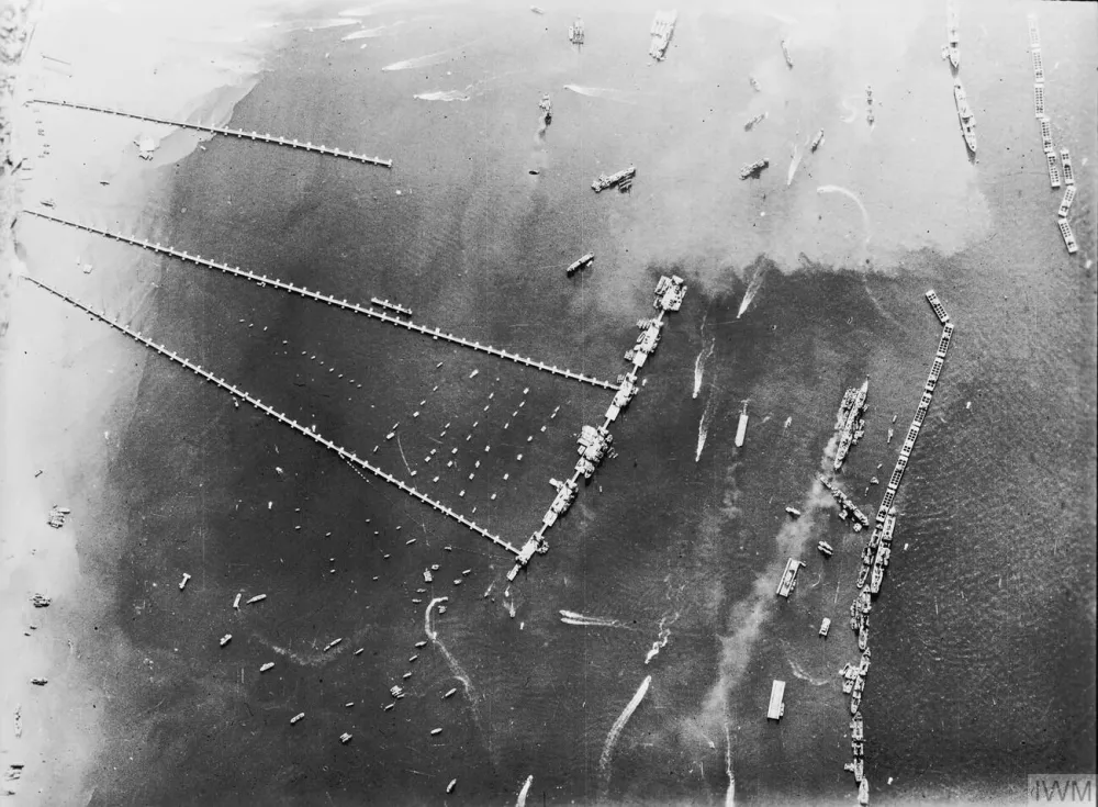 Pomoli Mulberry ob obali Normandije med drugo svtovno vojno. 