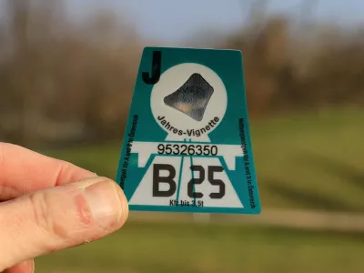 29.12.2024, Pasching, AUT, Unterwegs in Ober&ouml;sterreich, Themenbild, Verschiedene Themenbilder, Symbolbild, im Bild Vignette 2025, Autobahnvignette, Maut, Autobahnpickerl, Verkehr, Asfinag, *** 29 12 2024, Pasching, AUT, On the road in Upper Austria, theme picture, various theme pictures, symbol picture, in the picture vignette 2025, highway vignette, toll, highway sticker, traffic, Asfinag,,Image: 950684446, License: Rights-managed, Restrictions: imago is entitled to issue a simple usage license at the time of provision. Personality and trademark rights as well as copyright laws regarding art-works shown must be observed. Commercial use at your own risk., Model Release: noFoto: Profimedia