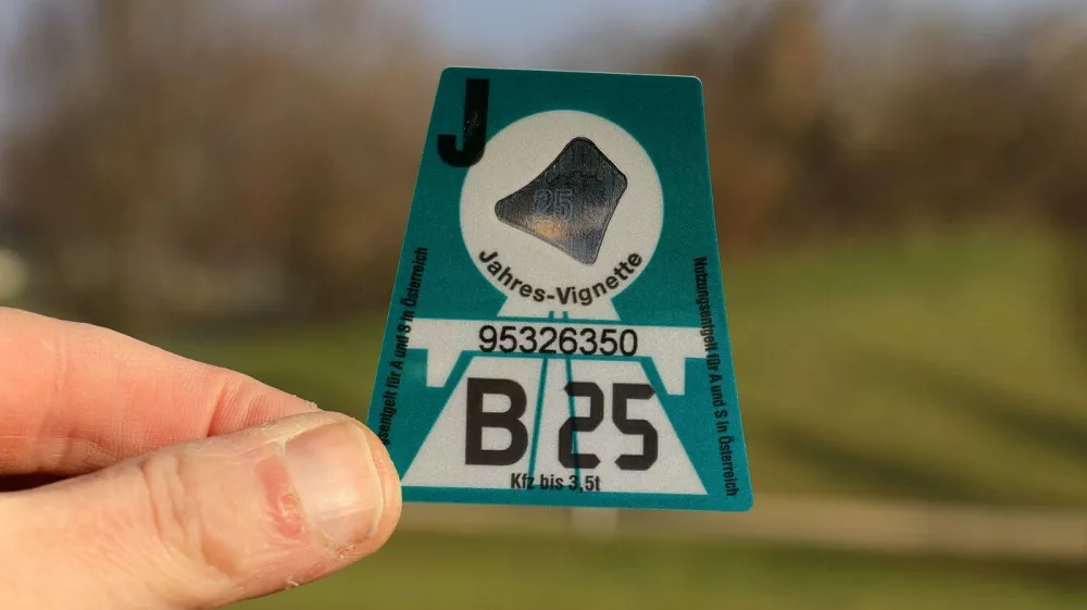 29.12.2024, Pasching, AUT, Unterwegs in Ober&ouml;sterreich, Themenbild, Verschiedene Themenbilder, Symbolbild, im Bild Vignette 2025, Autobahnvignette, Maut, Autobahnpickerl, Verkehr, Asfinag, *** 29 12 2024, Pasching, AUT, On the road in Upper Austria, theme picture, various theme pictures, symbol picture, in the picture vignette 2025, highway vignette, toll, highway sticker, traffic, Asfinag,,Image: 950684446, License: Rights-managed, Restrictions: imago is entitled to issue a simple usage license at the time of provision. Personality and trademark rights as well as copyright laws regarding art-works shown must be observed. Commercial use at your own risk., Model Release: noFoto: Profimedia