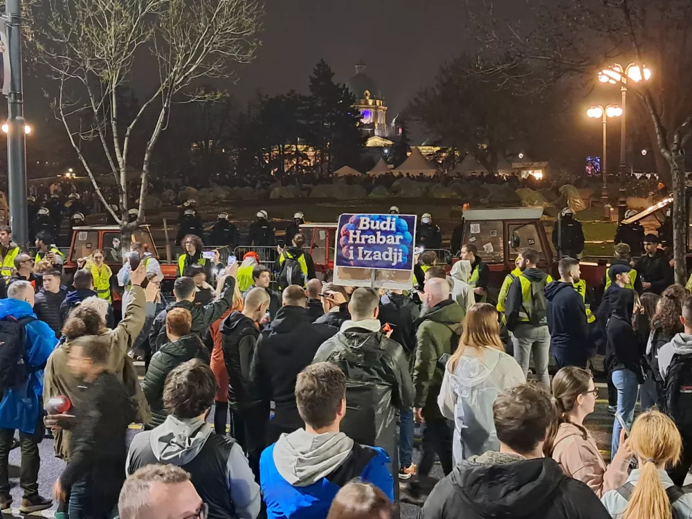 Ulica Kralja Milana nekaj minut preden je udaril zvočni top. Na desni strani je predsedni&scaron;ka palača, na hribu za policisti pa provladni &scaron;tudenti. V ozadju je skup&scaron;čina. Fotografija: Miha Turk