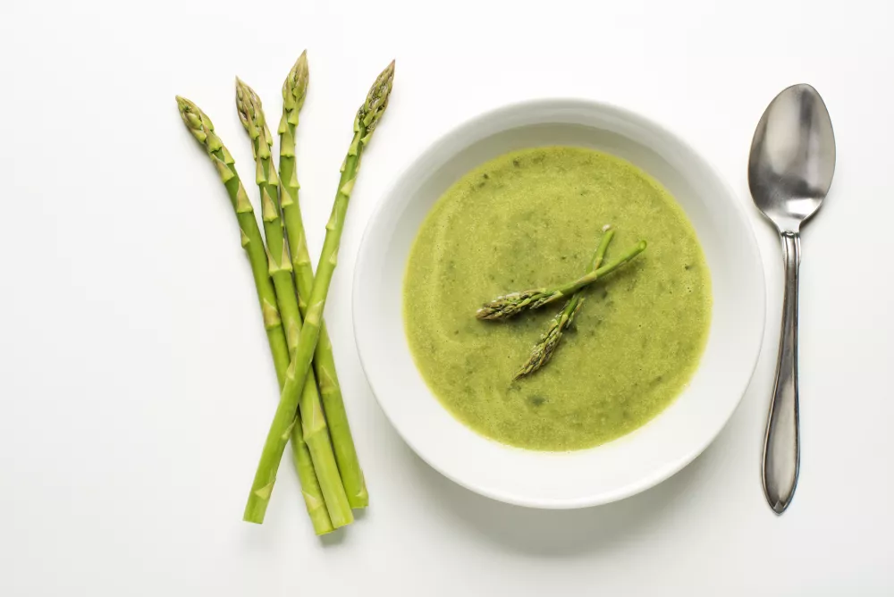 Fresh asparagus soup on white background overhead shoot / Foto: Dulezidar