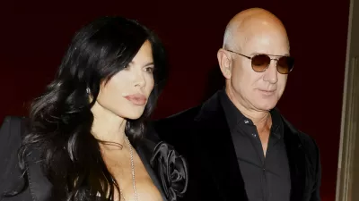 MILAN, ITALY - JANUARY 13: Jeff Bezos and wife Lauren Sanchez are seen during the Milan Fashion Week - Menswear Fall/Winter 2024-2025 on January 13, 2024 in Milan, Italy. (Photo by Robino Salvatore/GC Images) / Foto: Robino Salvatore