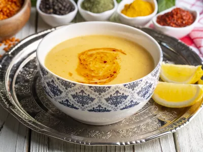 Traditional delicious Turkish foods; Red lentil soup (Turkish name; Mercimek corbasi) / Foto: Esin Deniz