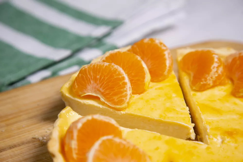 Cheesecake with pieces of mandarin and flowers / Foto: Al Gonzalez