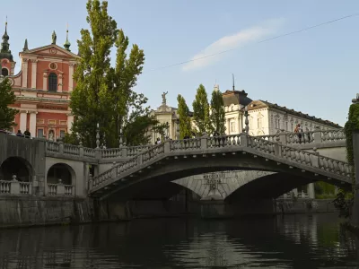 Ljubljansko Tromostovje je ena od točk, ki bo zvečer&nbsp;z modro svetlobo opominjala na breme parkinsonove bolezni. / Foto: Nik Erik Neubauer