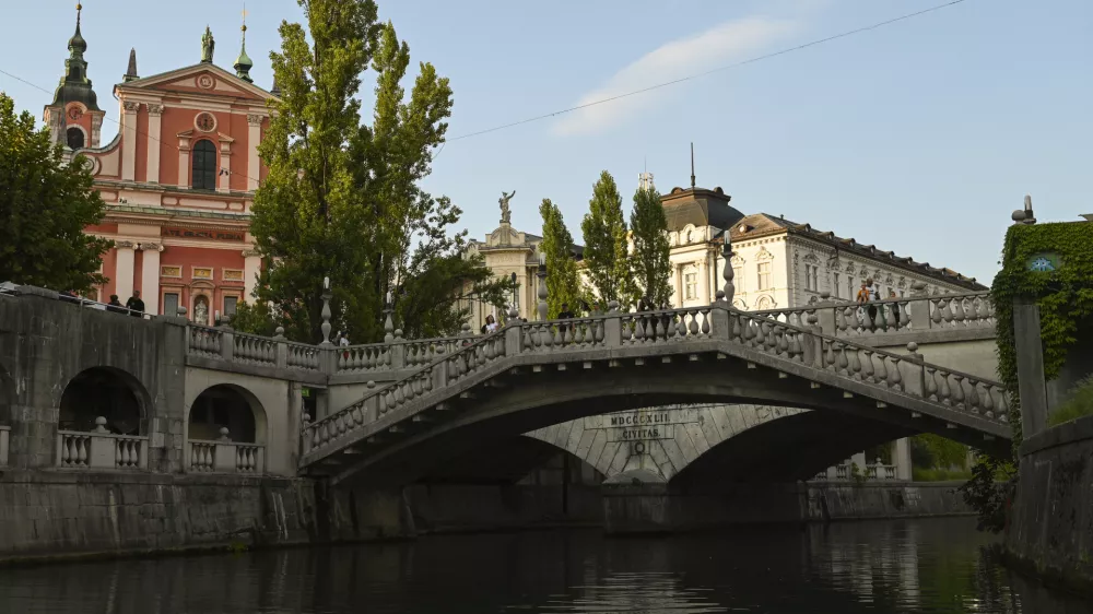 Ljubljansko Tromostovje je ena od točk, ki bo zvečer&nbsp;z modro svetlobo opominjala na breme parkinsonove bolezni. / Foto: Nik Erik Neubauer