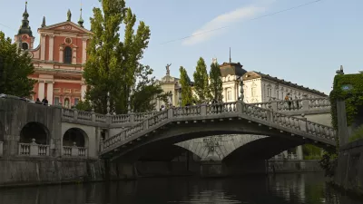 Ljubljansko Tromostovje je ena od točk, ki bo zvečer&nbsp;z modro svetlobo opominjala na breme parkinsonove bolezni. / Foto: Nik Erik Neubauer