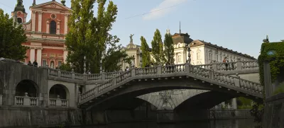 Ljubljansko Tromostovje je ena od točk, ki bo zvečer z modro svetlobo opominjala na breme parkinsonove bolezni. / Foto: Nik Erik Neubauer