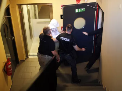 hi&scaron;na preiskava - Poljanska cesta 44 v Ljubljani. Aretacija- hi&scaron;ne preiskave 2012 - mednarodna kriminalistična preiskava povezana s prepovedano trgovino z drogami in orožjem - najobsežnej&scaron;a zaključna kriminalistična akcija v zgodovini samostojne Slovenije v kateri je sodelovalo okoli 350 policistov in kriminalistov - aretirali so 50 oseb in zasegli tudi veliko drog in orožja.- //FOTO: Jaka Gasar / Foto: Jaka Gasar