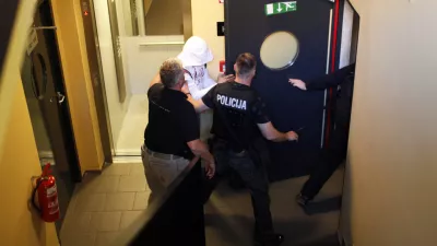 hi&scaron;na preiskava - Poljanska cesta 44 v Ljubljani. Aretacija- hi&scaron;ne preiskave 2012 - mednarodna kriminalistična preiskava povezana s prepovedano trgovino z drogami in orožjem - najobsežnej&scaron;a zaključna kriminalistična akcija v zgodovini samostojne Slovenije v kateri je sodelovalo okoli 350 policistov in kriminalistov - aretirali so 50 oseb in zasegli tudi veliko drog in orožja.- //FOTO: Jaka Gasar / Foto: Jaka Gasar